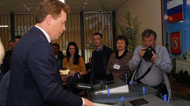 Губернатор Севастополя проголосовал и рассказал об очередях на участке