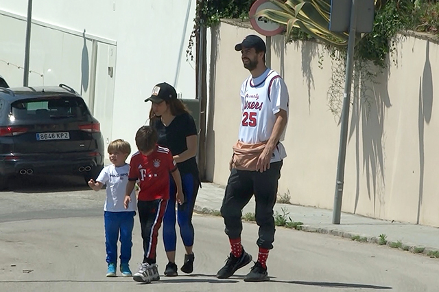 Шакира с возлюбленным Жераром Пике и сыновьями на прогулке в Барселоне: новые фото Шакира с возлюбленным Жераром Пике и сыновьями на прогулке в Барселоне: новые фото Звездные пары