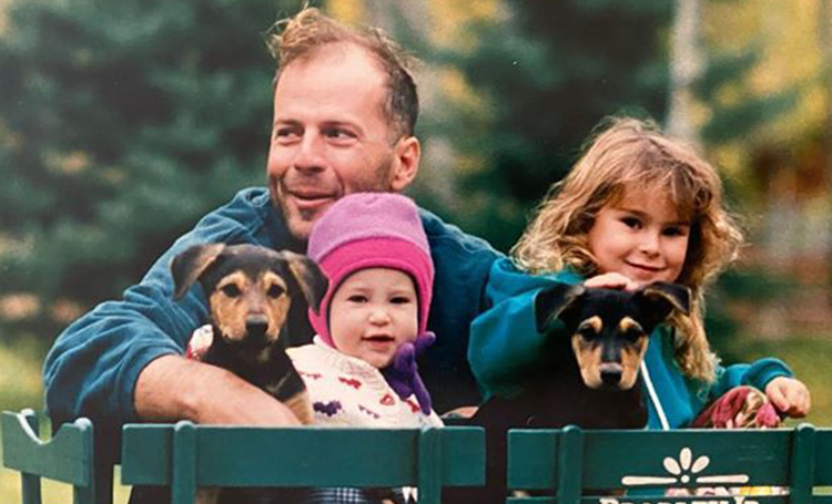 "Ты самый крутой мужчина на Земле": Деми Мур с дочерьми поздравила с днем рождения Брюса Уиллиса, опубликовав ретро-архив фотографий