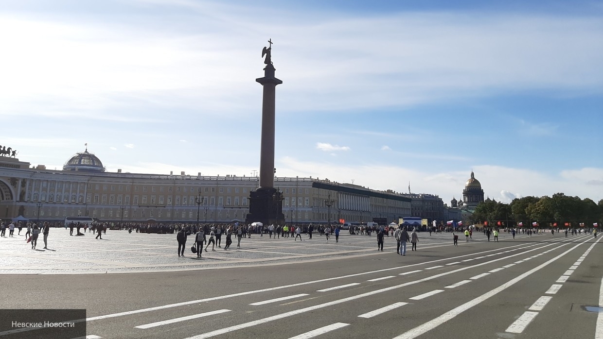 Петербург предлагает. Луг в самом центре Северной столицы о Дворцовой площади:.