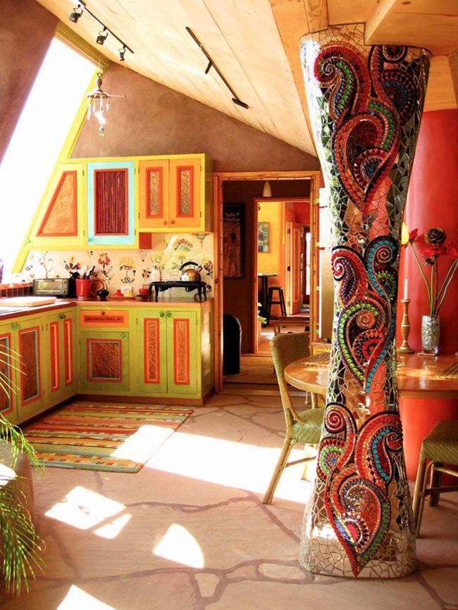 Яркая мозаика на фигурной колонне – достойное украшение для кухни в стиле бохо