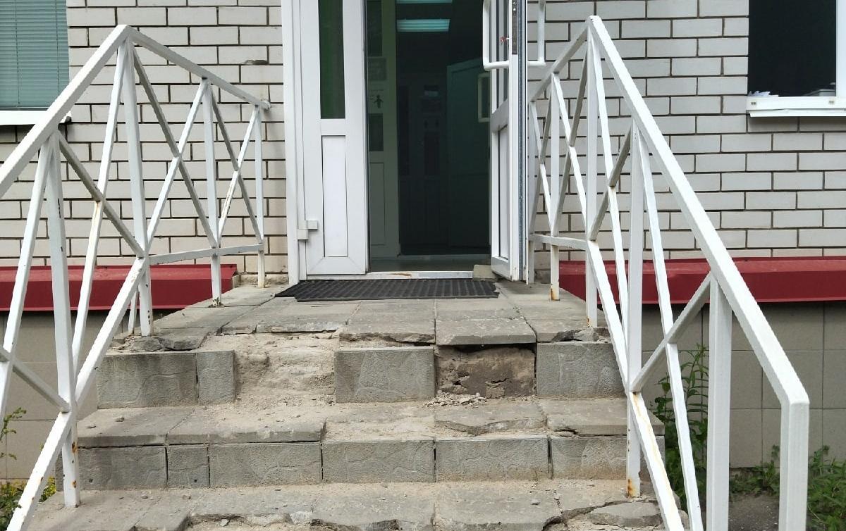 Жительница Касимова пожаловалась на состояние лестницы у детской поликлиники