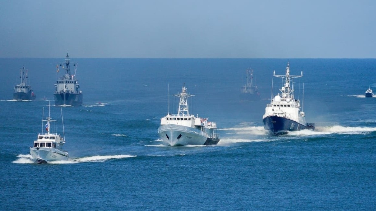 День вмф какие корабли. Корабли ВМФ В Балтийске. 28 Июля ВМФ. Военно морской парад в Балтийске. День ВМФ Балтийск.