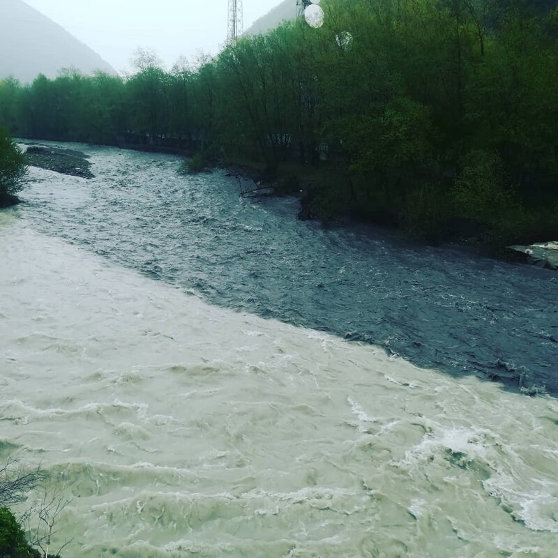 Как выглядит черно-белая река в Грузии, в которой не смешивается вода природа,путешествия,туризм