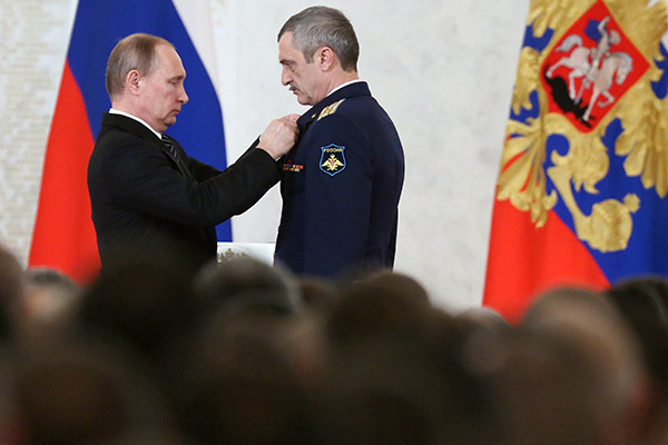 Президент Владимир Путин и полковник Виктор Романов