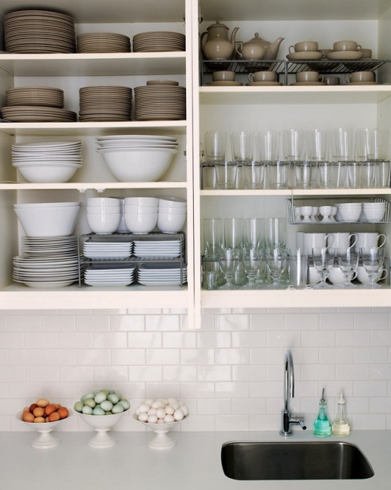 В одном шкафчике может храниться исключительно посуда. / Фото: Soveti-po-remontu.ru