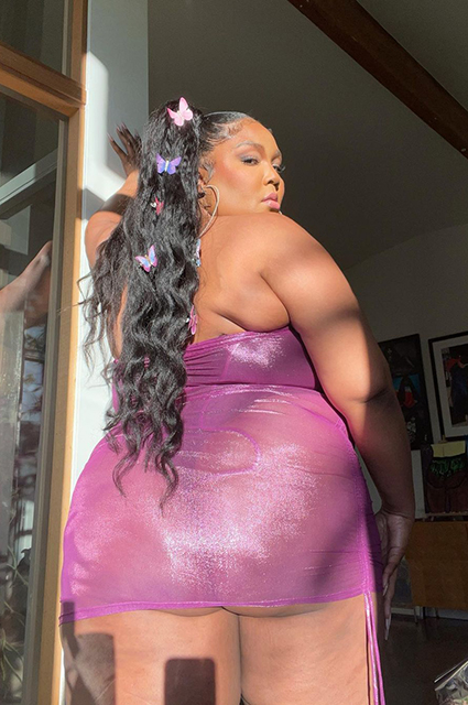 Привет хейтерам: Лиззо провоцирует публику "голым" платьем на вечеринке в Лос-Анджелесе Привет хейтерам: Лиззо провоцирует публику "голым" платьем на вечеринке в Лос-Анджелесе Звездный стиль