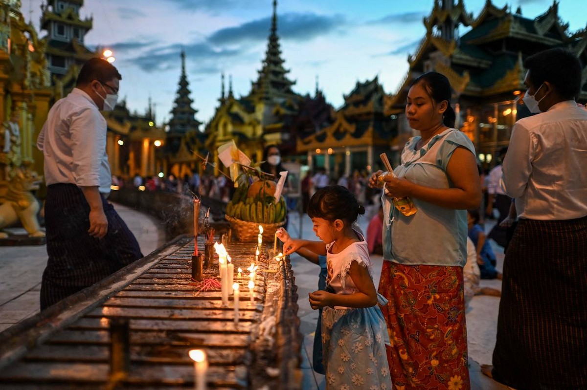 Буддийский фестиваль Тадингют в Мьянме