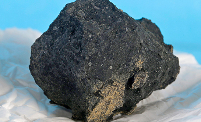 Археологи нашли черный камень и решили сделать его анализ. Отчет показал, что камень старше нашей планеты метеорит, камень, ученые, состоит, Ученые, миллиарда, Землю, числе, ввиду, имеют, органикой, органику, содержит, хондрита, Земле, углеродистого, найденный, похож, телами Черный, космическими