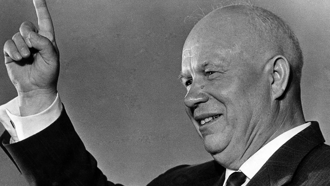 После Сталина руководить СССР должны были Берия и Маленков. Почему вдруг Хрущев? После Сталина руководить СССР должны были Берия и Маленков. Почему вдруг Хрущев? Война и мир