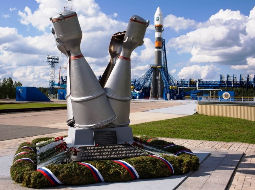 Памятник жертвам трагедии с ракетой «Восток-2М»