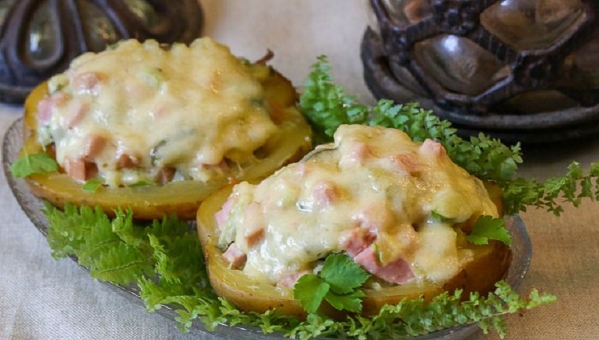 Картофель, фаршированный салатом «Оливье»: очень простой рецепт
