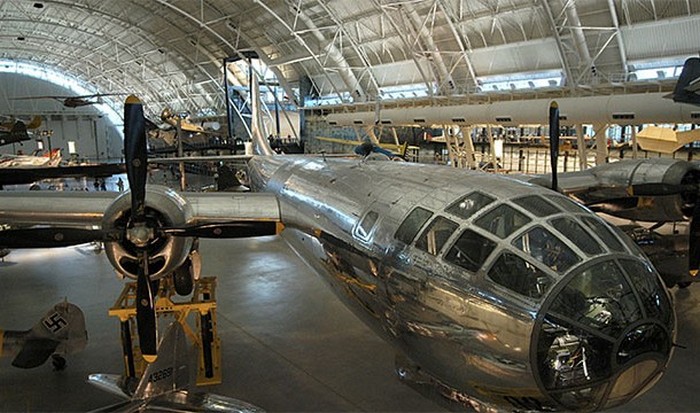 Бомбардировщик Enola.