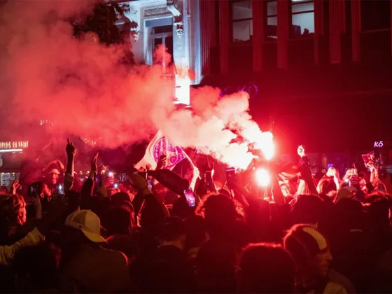 В Париже после полуфинала Лиги чемпионов автомобиль въехал в толпу фанатов