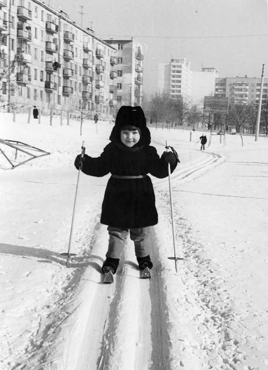 Зима сквозь призму легенд советской фотографии 1950е, Москве, лыжах, Снежные, Ленинских, Воробьевых, горках, Морозное, 1950е6, Каток, Парке, Горького, Тренировка, Воскресенье, Снежный, катание, санях, год10, колхозе, 1960е