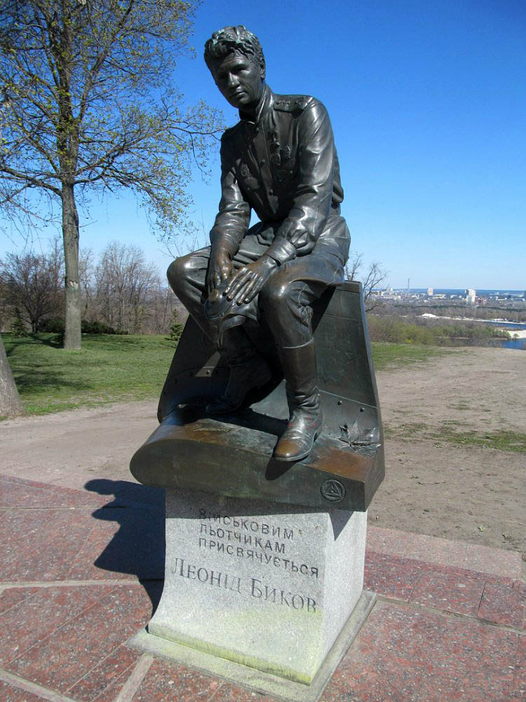 Апрельский Киев. Памятники, плакаты, символы, Лавра Апрельский Киев. Памятники, плакаты, символы, Лавра