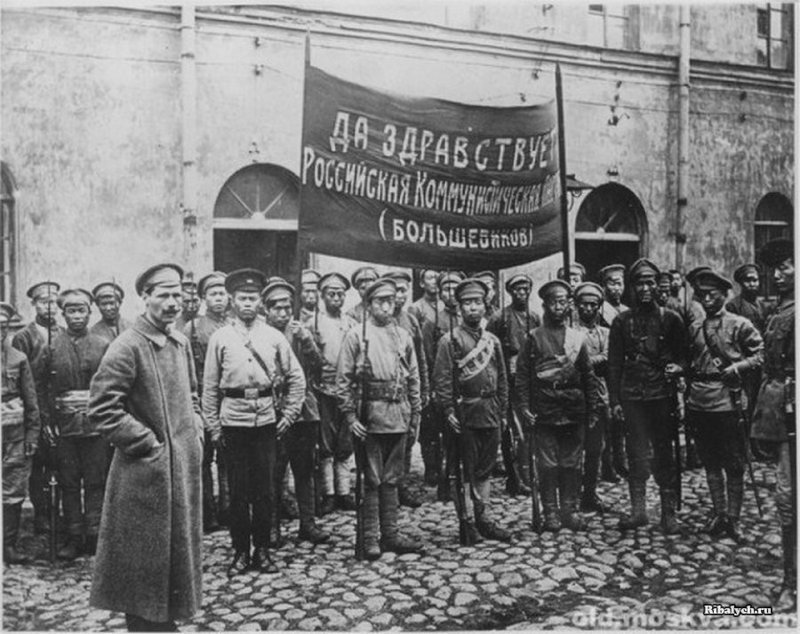 Китайцы из национальных частей охраняют Смольный, Петроград, Гражданская война в России, 1918 год история, люди, мир, фото