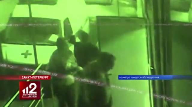 У исаакиевского собора с задранной юбкой. Девушку одним ударом вырубил. Девушка нокаутировала парня. Девушка вырубила мужика в питере. Девушка вырубила мужика в питере.