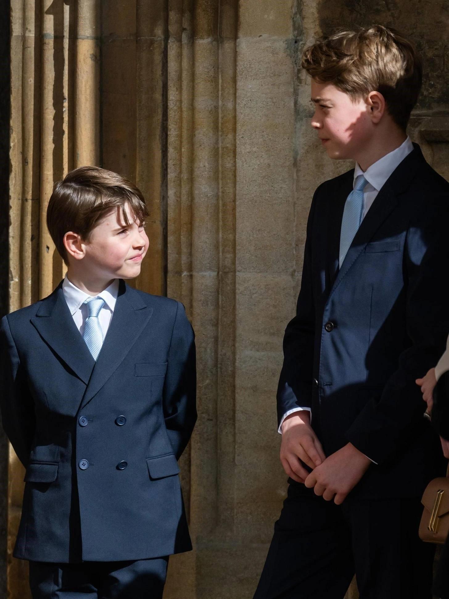 Кейт Миддлтон впервые за три года появилась с детьми не пасхальной службе: Шарлотта стала похожа на Елизавету, а Луи вырос и возмужал Кейт Миддлтон впервые за три года появилась с детьми не пасхальной службе: Шарлотта стала похожа на Елизавету, а Луи вырос и возмужал принцесса, королевской, принц, Кэтрин, радостно, несмотря, Шарлотта, службе, принцессы, королеве, семью, время, также, короля, флаги, Виндзорского, мероприятиях, Пасхи»Когда, Елизаветы, присутствующим