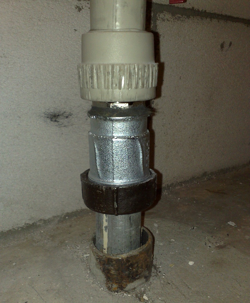 Как соединить металлическую трубу слива ванны с пластиковой канализацией Как соединить металлическую трубу слива ванны с пластиковой канализацией самоделкин,сделай сам,советы