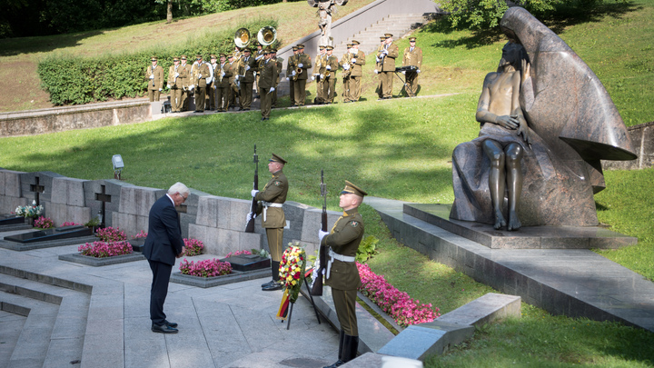 По 50 тысяч за "голову": На раскопавших могилы советских солдат объявили "охоту"