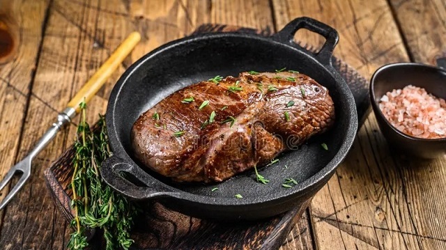 Готовый стейк на сковороде