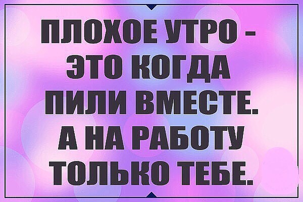 Дама оборачивается сидящему сзади нее в зале зрителю... весёлые