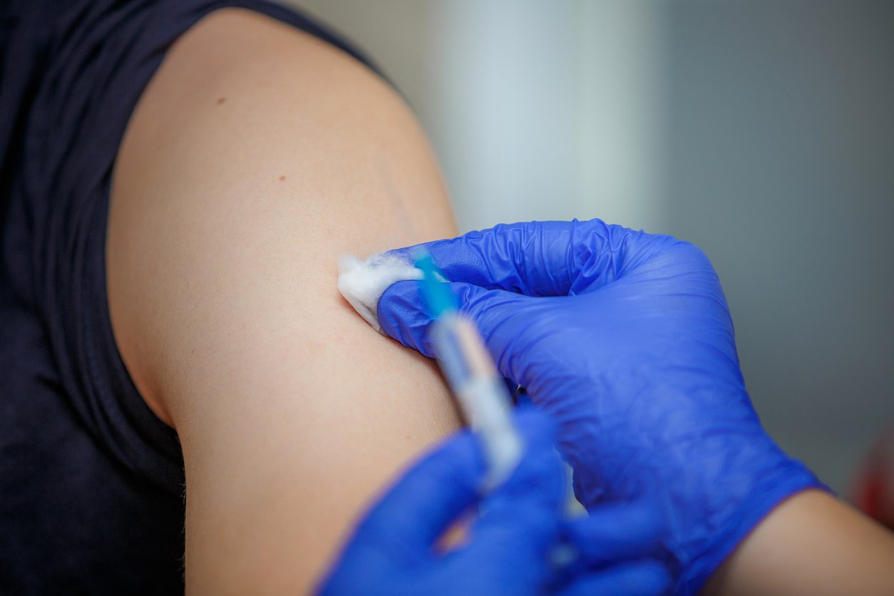 Киевлянам рекомендуют не приежать в МВЦ на прививку без записи