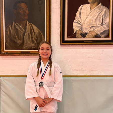 10-летняя дочь Дэвида и Виктории Бекхэм Харпер завоевала серебряную медаль на соревнованиях по дзюдо Звездные дети