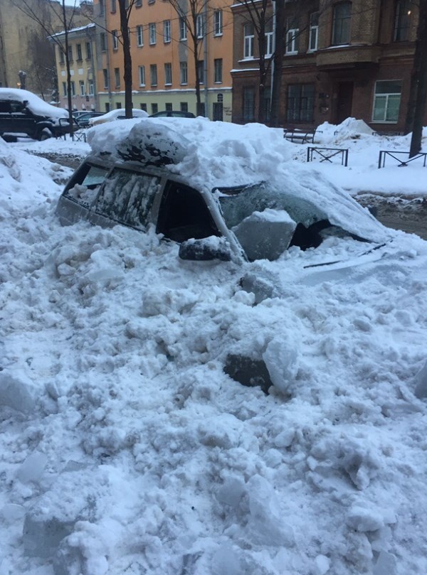 Работники ЖЭС разбили припаркованный возле дома автомобиль зима