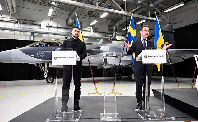 На фото: премьер-министр Швеции Ульф Кристерссон и президент Украины Владимир Зеленский (справа налево)