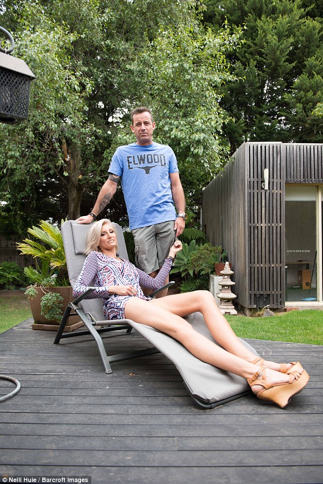 Мать двоих детей заявила, что является обладательницей самых длинных ног в мире Мать двоих детей заявила, что является обладательницей самых длинных ног в мире