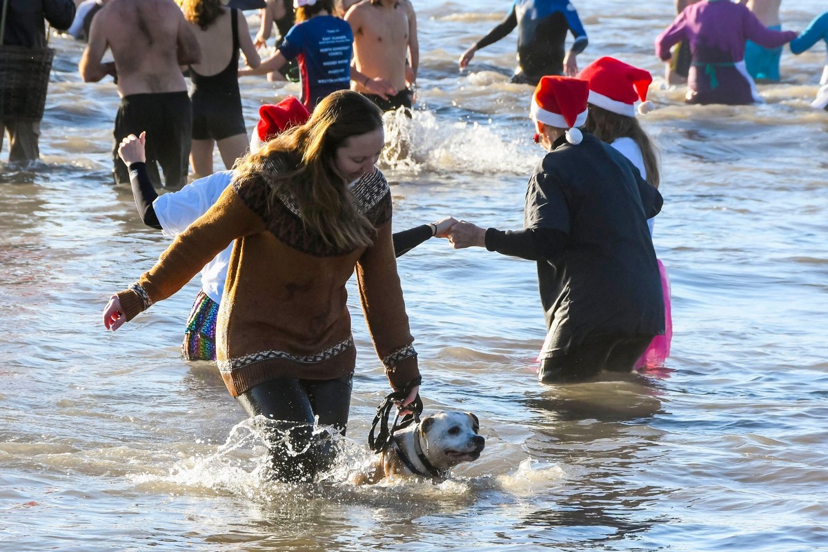 Тысячи британцев приняли участие в ежегодных рождественских купаниях привыкли, Большинство, ледяную, чтобы, принять, участие, традиционных, рождественских, купаниях, купальщиков, стране, краснобелых, бикини, шортах, колпаках, невзирая, температуру, воздуха, всего, окунулись