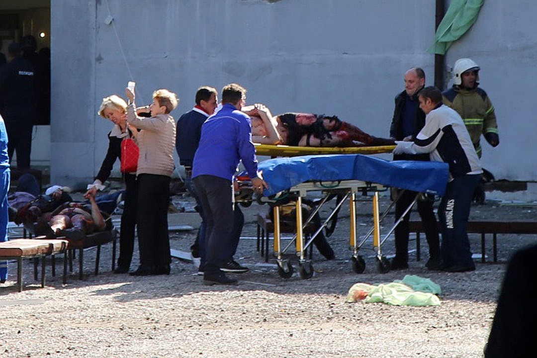 Эвакуация пострадавших у здания Политехнического колледжа в Керчи, 17 октября 2018 г. Фото: REUTERS
