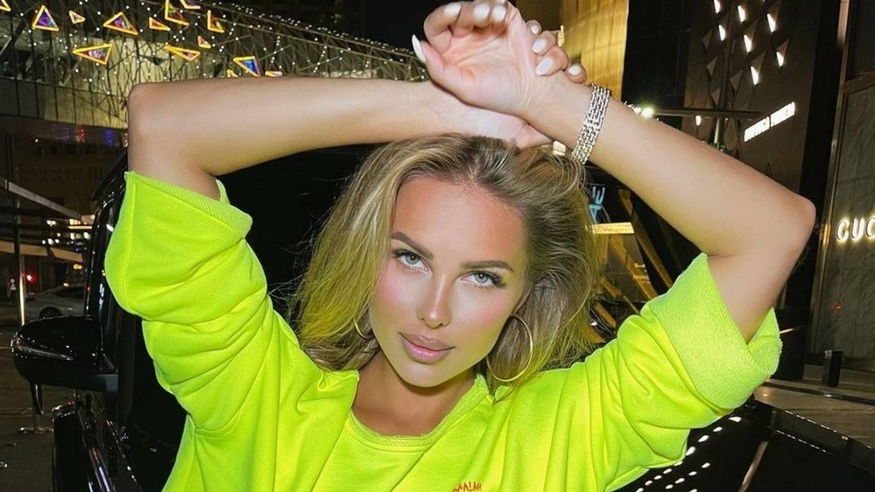 Российская певица Ханна пожаловалась на отказ продать ей сумку стоимостью миллион рублей Шоу-бизнес
