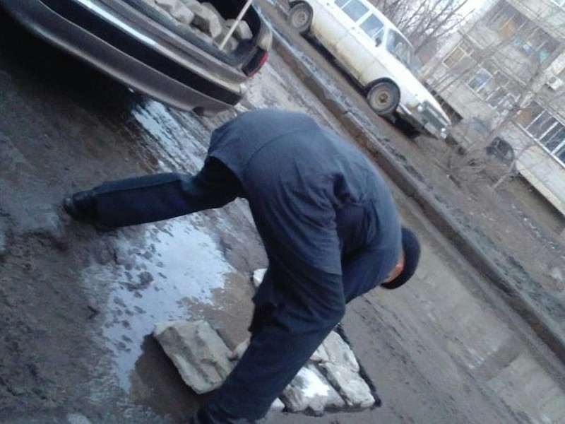 Житель Саратова самостоятельно ликвидирует ямы на дорогах дорога, своими руками