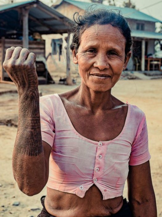 По одной из версий, такие татуировки украшают тело женщины для того, что ей было легче попасть в рай.