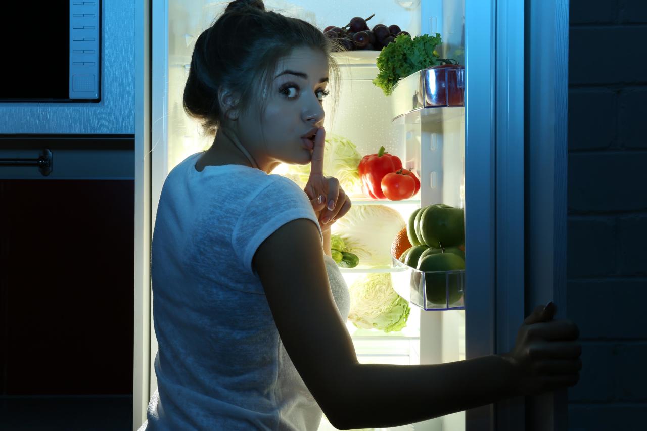 Как ни есть на ночь. Девушка у холодильника ночью. Женщина у холодильника ночью. Девушка ест ночью. Человек у холодильника ночью.