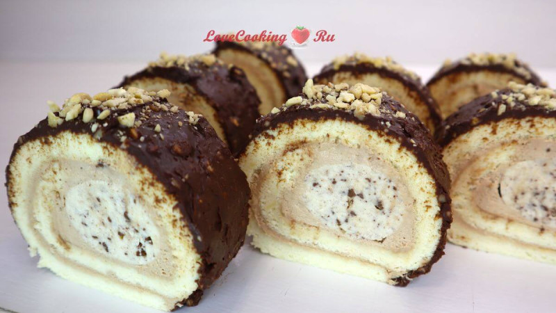 Бисквитный рулет с кофейным ганашом и ванильным кремю