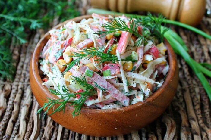 Салат с колбасой и кукурузой. \ Фото: google.com.ua.