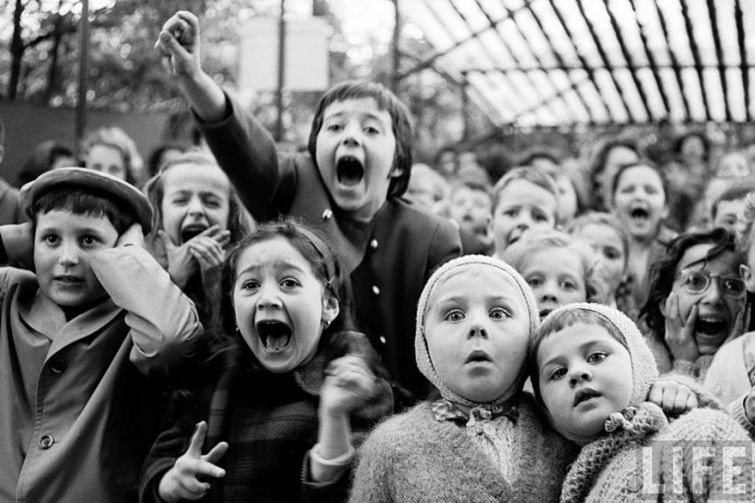 Дети смотрят, как убивают дракона в кукольном театре, Париж, 1963 год. история, факты, фото