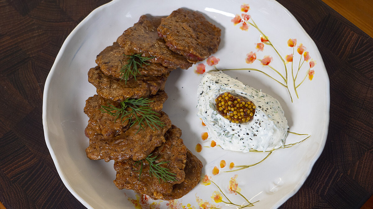 Наливные котлетки на скорую руку из куриной печени со сметанкой и укропчиком добавляем, мелко, миску, выкладываем, нарезанный, очень, отправляем, печень, перемешиваем, сковороду, масла, сухой, бульон, блюдо, оладушки, печени, зернистой, хорошенько, Простое, смесь