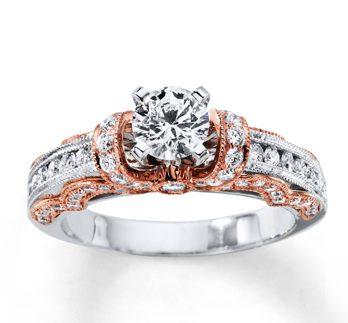 обручальное кольцо с круглым камнем
