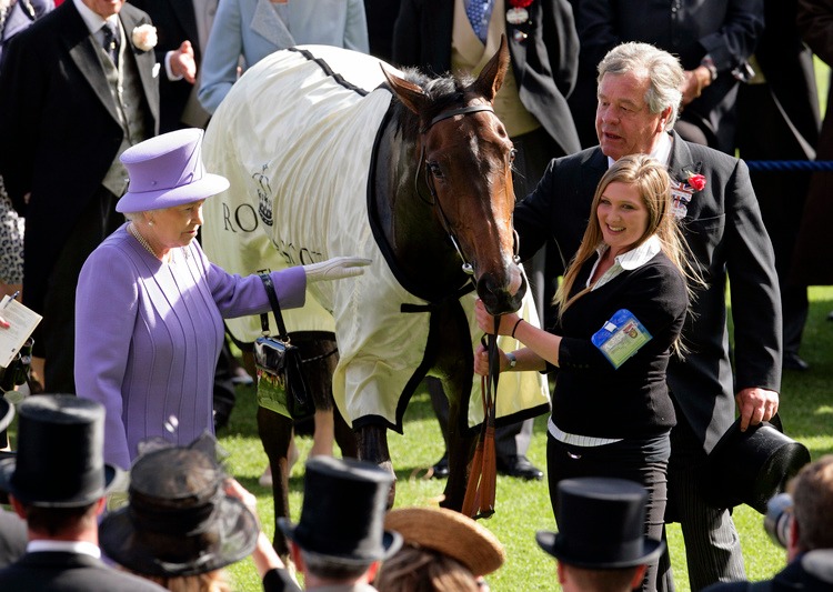 Королева Елизавета II потеряла еще одного близкого человека в день похорон мужа Королева Елизавета II потеряла еще одного близкого человека в день похорон мужа Монархи,Британские монархи