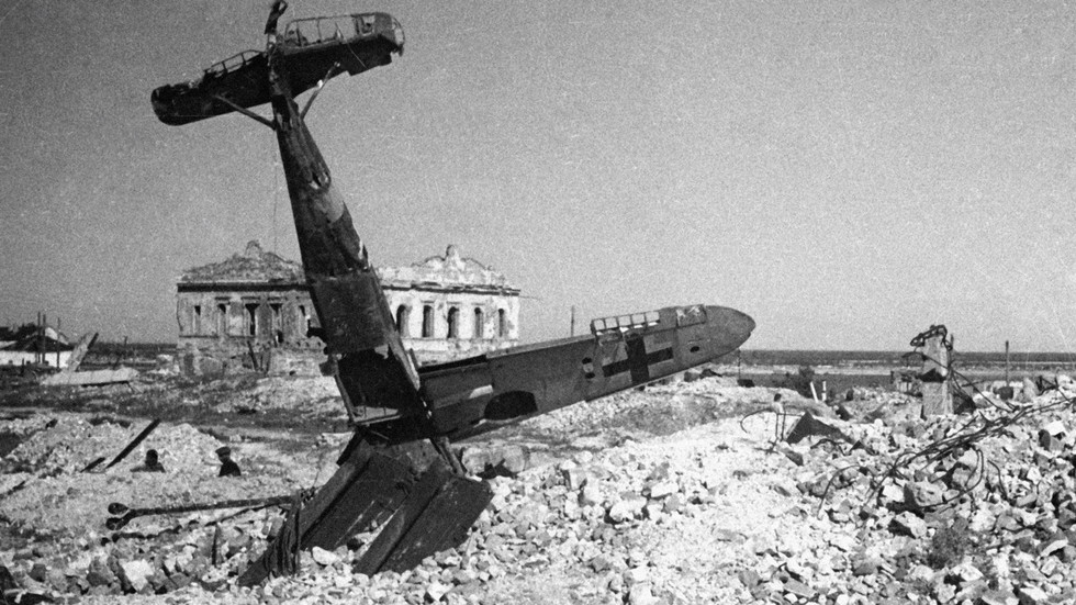 Гитлеровский самолет, сбитый в бою над Сталинградом. Фото: © РИА Новости