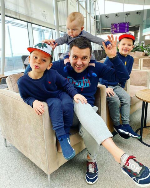 Григорий Решетник с сыновьями в аэропорту 