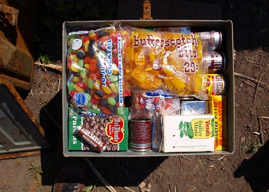 Супруги обнаружили в своем дворе тайник и вызвали спасателей Супруги обнаружили в своем дворе тайник и вызвали спасателей