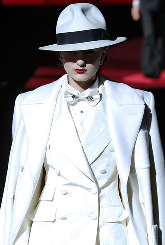 Пушистые шляпы, ушанки и бейсболки без козырька: самые модные головные уборы сезона 