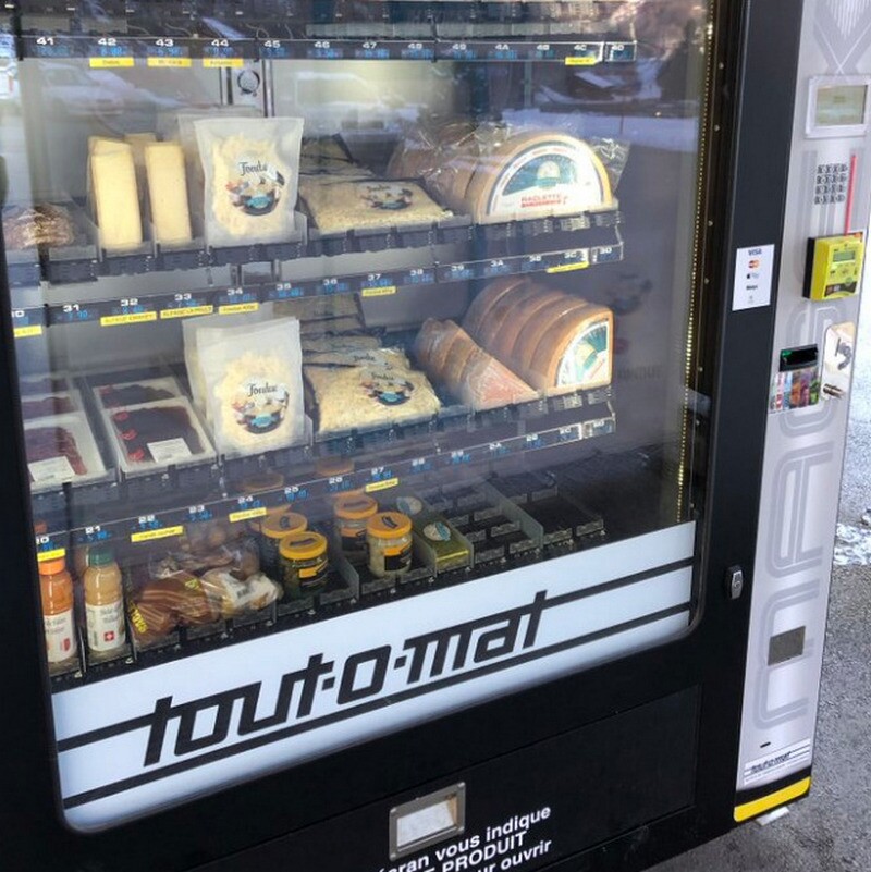 От молока до суккулентов: 14 фото того, что можно купить в торговых автоматах по миру