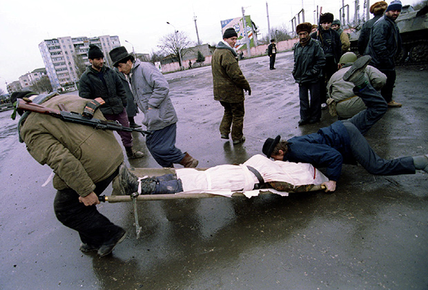 Чеченские боевики транспортируют тело погибшего товарища во время боев в Грозном. Январь 1995 года